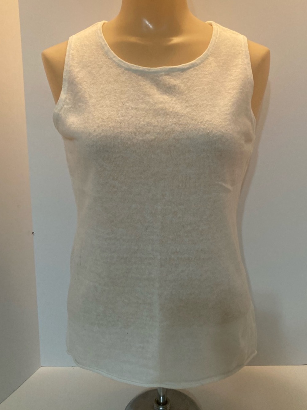 Classic White Sleeveless Knit Top
Item# SSswt7